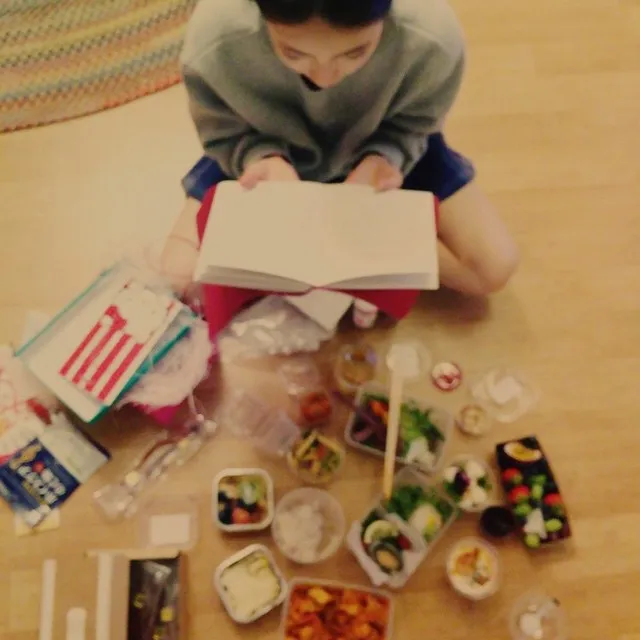 Membaca sambil makan, kamu pernah melakukan hal seperti Suzy ini? © instagram.com/skuukzky