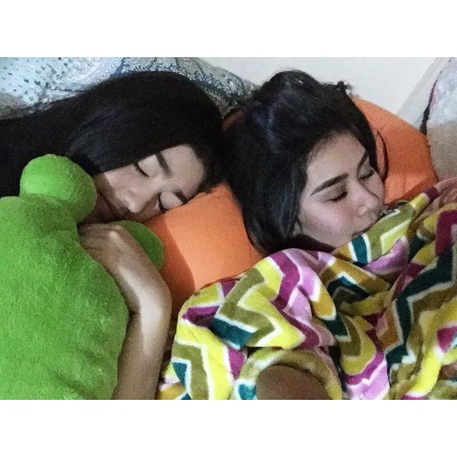 Gaya Syahnaz Sadiqah saat tidur cantik bak putri Aurora © Instagram/Syahnaz