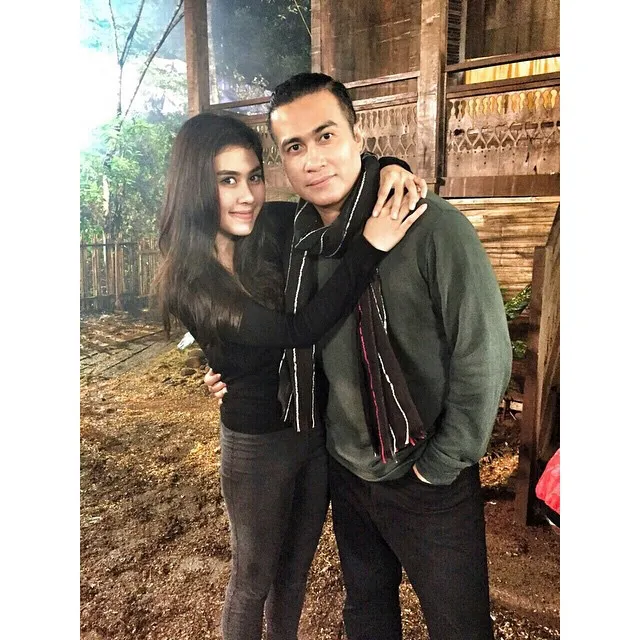 Syahnaz memeluk Adjie Pangestu © Instagram/Syahnazs