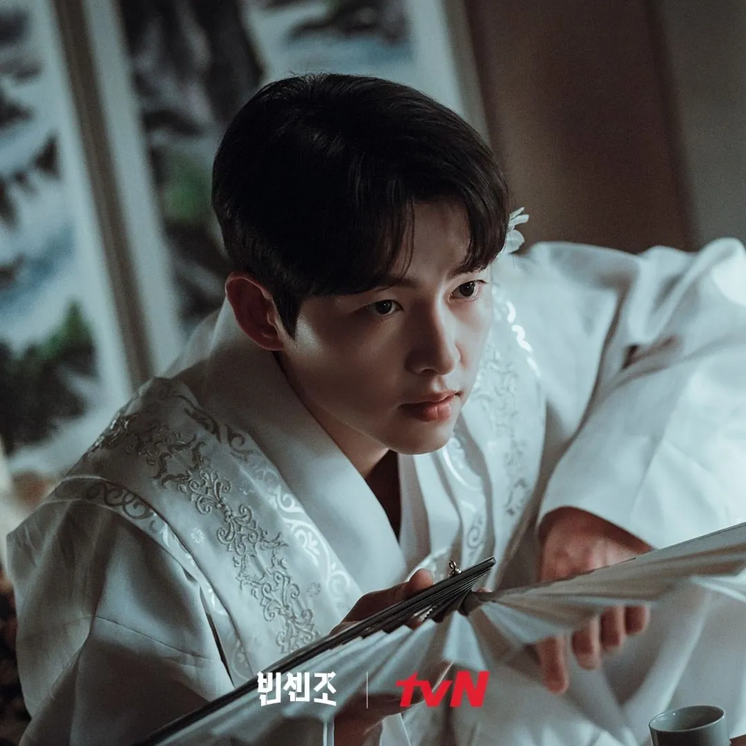 BONUS: Foto Song Joong Ki dengan Pakaian Tradisional Korea