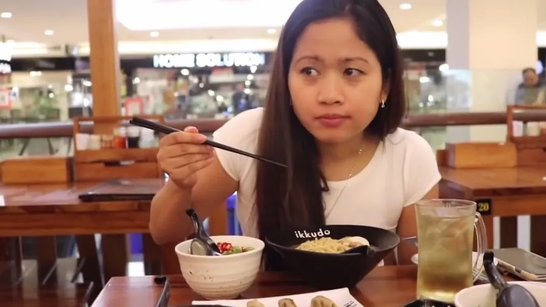 Posting Video Lama Saat Review Makanan