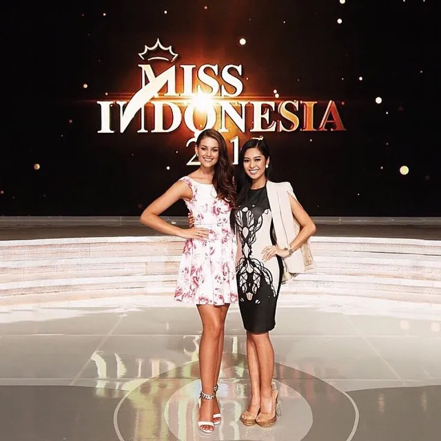 Rolene Strauss & Maria Rahajeng berpose di panggung Miss indonesia © Instagram/Rolene Strauss