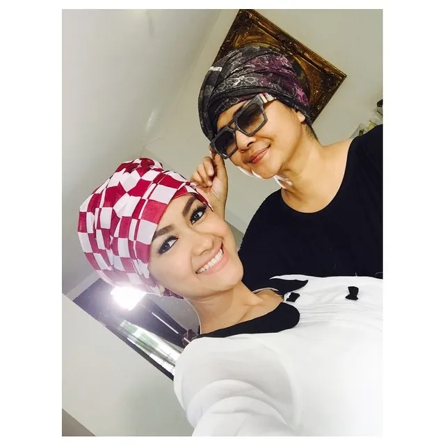 Julia Perez dan Ria Irawan duel hijab © Instagram/Julia Perez