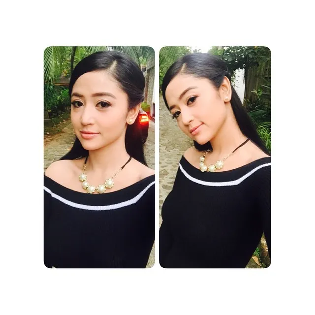 Pose cantik Dewi Perssik yang mirip anak sekolahan © Instagram/Dewi Perssik