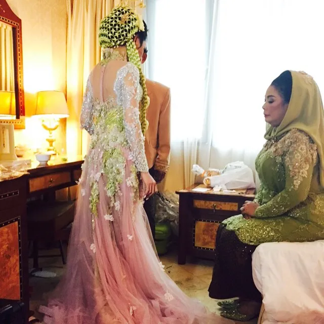 Uut Permatasari menggelar resepsi perkawinan dengan Kompol Tri pada hari Sabtu silam. ©instagram Ivan Gunawan