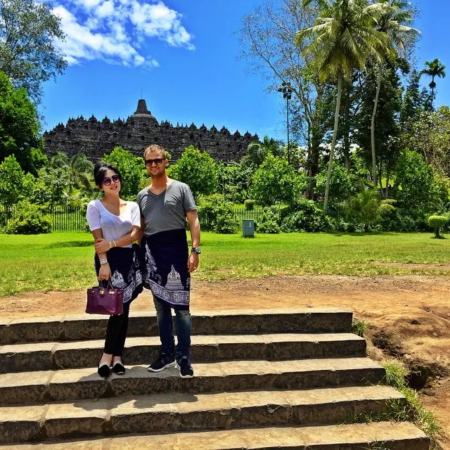 Syahrini dan Dash Berlin di Borobudur. ©instagram Dash Berlin