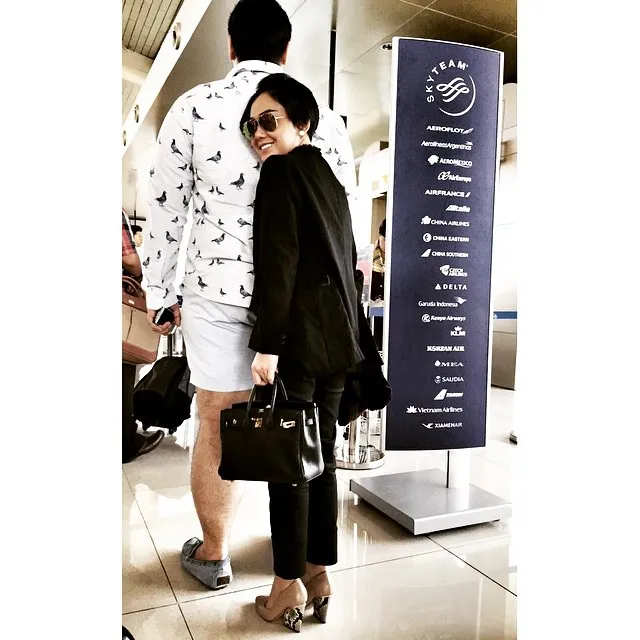 Kedekatan Yuni saat menyandarkan kepalanya pada punggung Ivan @ instagram/Yuni Shara