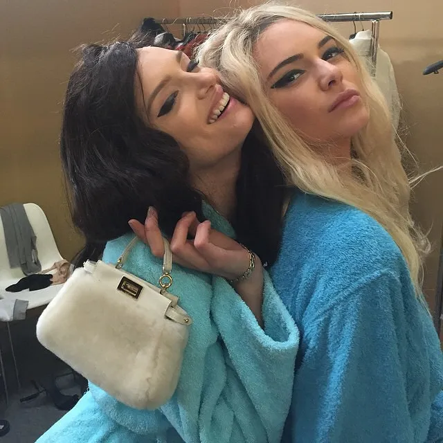 Kendall Jenner berpose cantik dengan Lily Donaldson © Instagram/Fendi