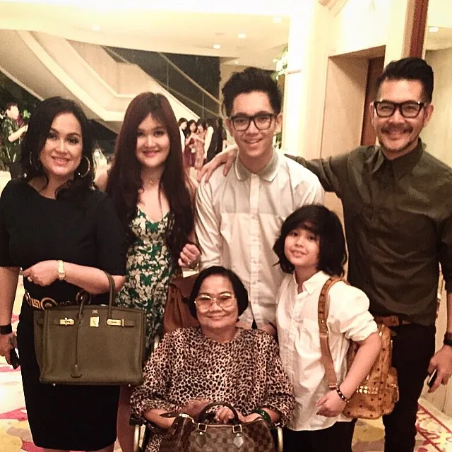 Ferry bersama sang istri Merry dan ketiga anaknya ©Instagram @ferrysal1m