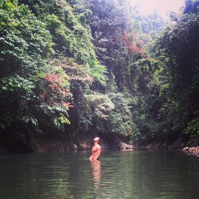 Nicholas Saputra mandi di sungai © Instagram/Nicholas Saputra