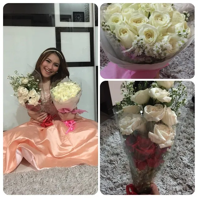 Ayu Ting Ting mendapat bunga © Instagram/Ayu Ting Ting