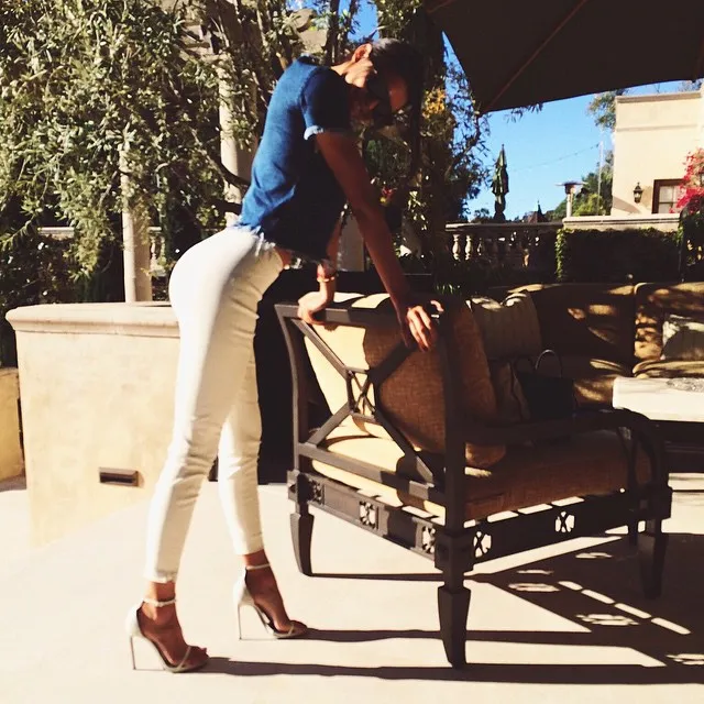 Kendall Jenner mengenakan outfit super ketat © Instagram/Kendall Jenner