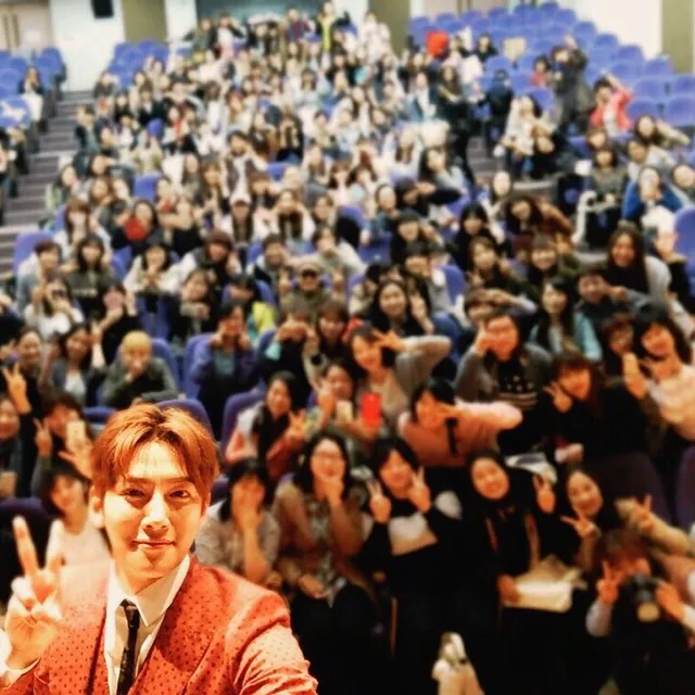 Beruntungnya fans yang diajak selfie bareng Ji Chang Wook. ©instagram/jichangwook