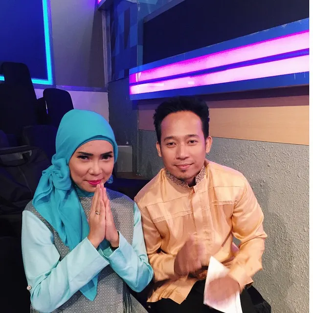 Fitri Tropica mendapat pujian kala mengenakan hijab © Instagram/Fitri Tropica