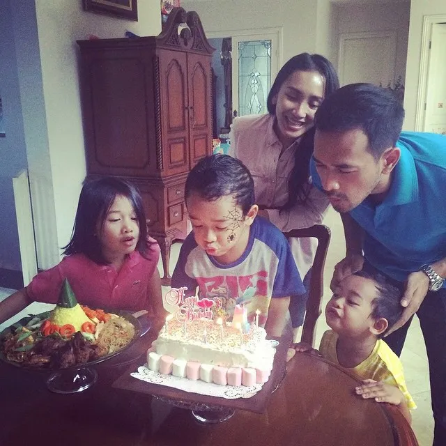 Di hari raya Galungan, Oka Antara berniat mengajak serta istri dan tiga anaknya pulang kampung ke Bali. ©instagram teknik_abadi