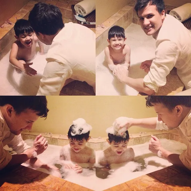 Stuart Collin memandikan Arsen © Instagram/Risty tagor
