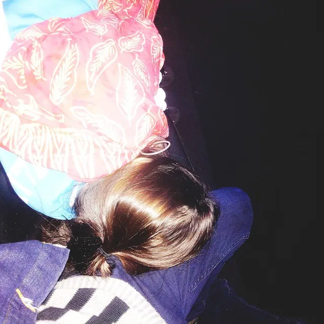 Prilly tidur di pangkuan Aliando © Instagram/Aliando