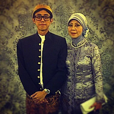 Mantan istri Mario Teguh dan anaknya Ario Kiswinar. ©instagram.com/kiswinar