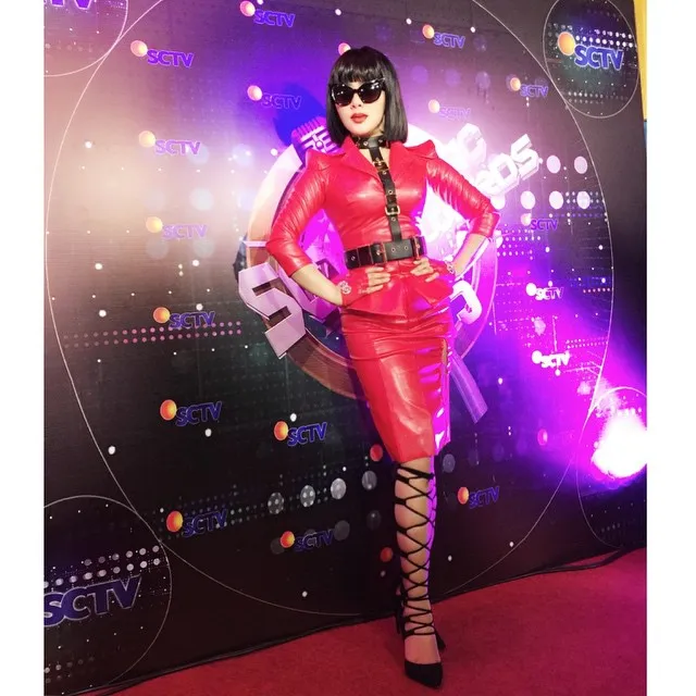 Syahrini memilih tampil dengan busana lateks. ©instagram Syahrini