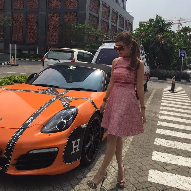 Porsche mewah Bella Shofie ditilang polisi karena stiker mobil tersebut yang tidak asli. ©instagram Bella Shofie