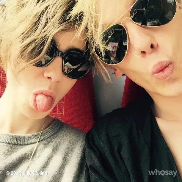 Lily Collins berpose mesra dengan Jamie Campbell © Instagram/Lily Collins