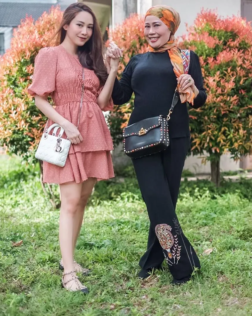 (credit: Instagram.com/dewiyullofficial/)