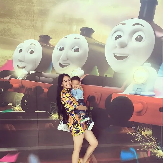 Kartika Putri kerap membawa baby Juna dalam berbagai aktivitasnya. ©KapanLagi.com®