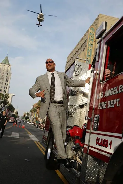 Epic! Dwayne Johnson numpang truk pemadam menuju premier SAN ANDREAS/©Official Facebook San Andreas