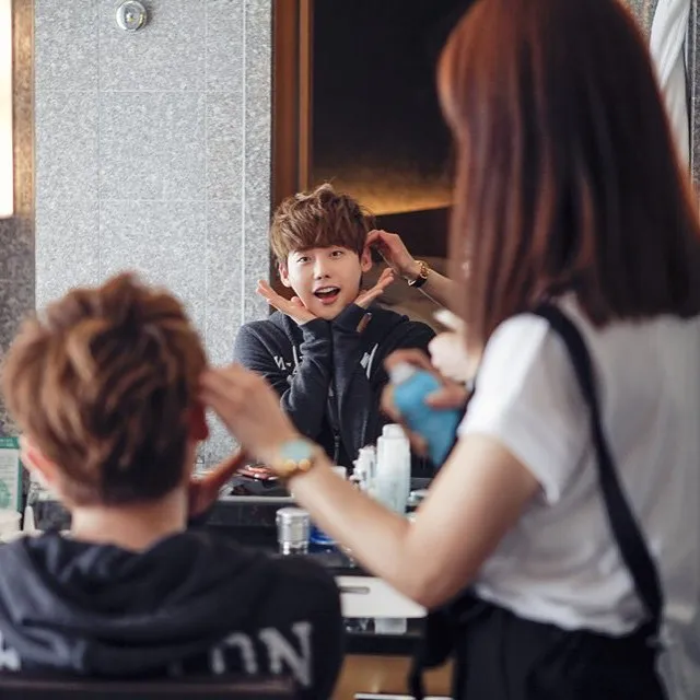 Foto super imut Lee Jong Suk sambil mengucapkan terima kasih © instagram.com/jongsuk0206