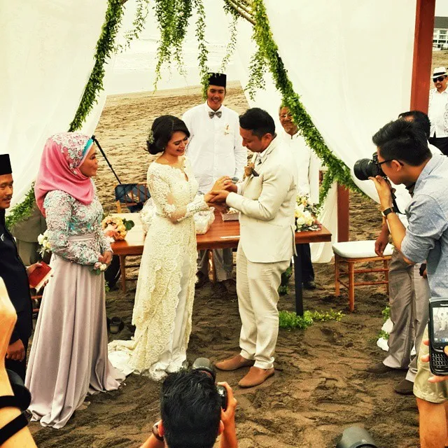 Ringgo menyematkan cincin perkawinan ke jari manis Sabai Morscheck. ©instagram andhikatriyadi