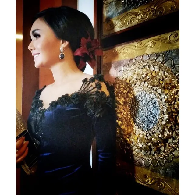 [Foto] Yuni Shara tampil cantik dengan kebaya biru kehitaman di resepsi perkawinan Gibran dan Selvi. ©instagram Yuni Shara