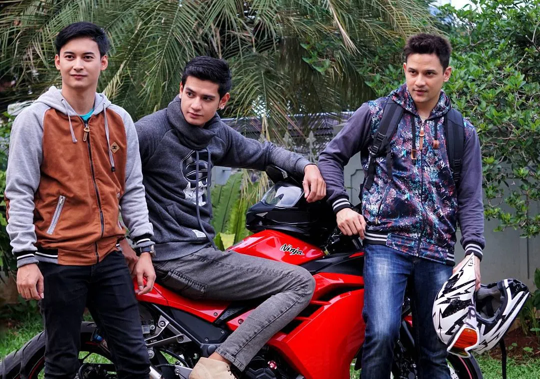 Gaya Lucky dengan rekan-rekannya di sinetron Anak Menteng © Instagram @_luckyperdana