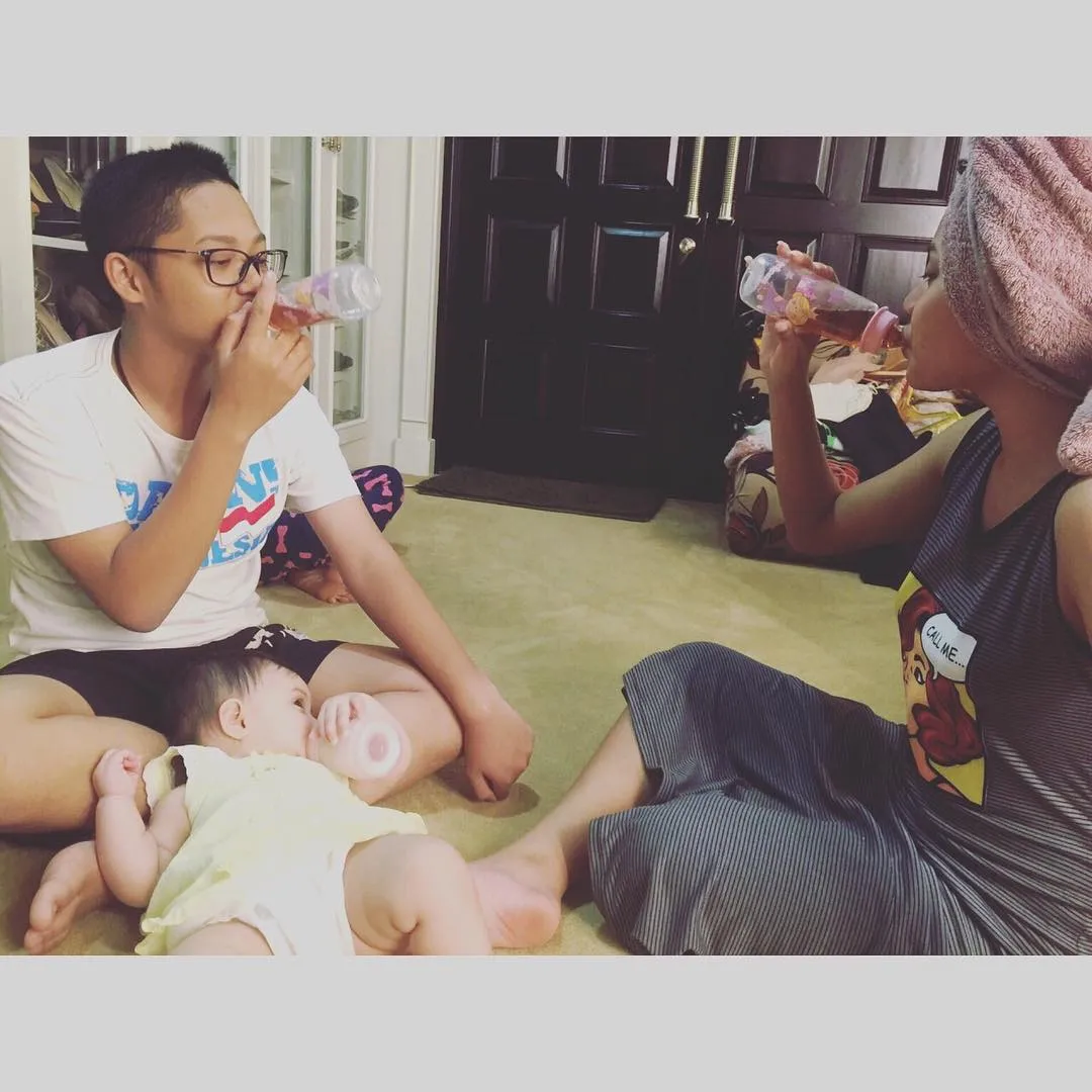 Aurel dan Azriel menjaga Baby Arsy. ©instagram.com/azriel_l