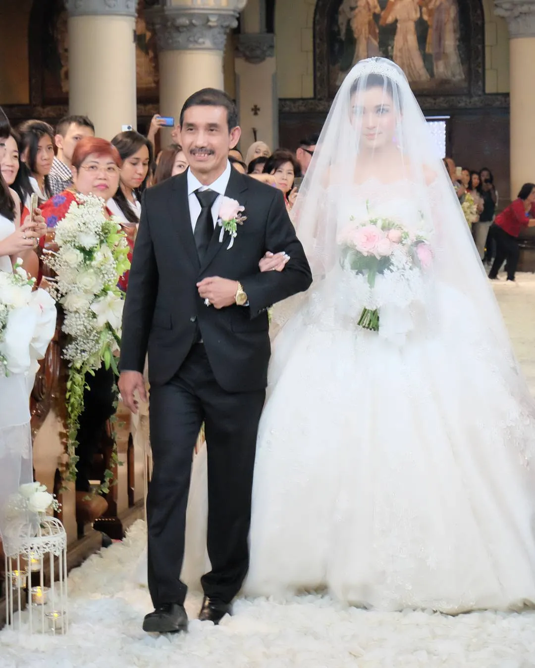 Kamis (01/10/2015) menjadi hari bahagia Chelsea Olivia yang akhirnya resmi menikah dengan Glenn Alinskie. ©instagram.com/sherlylylyly