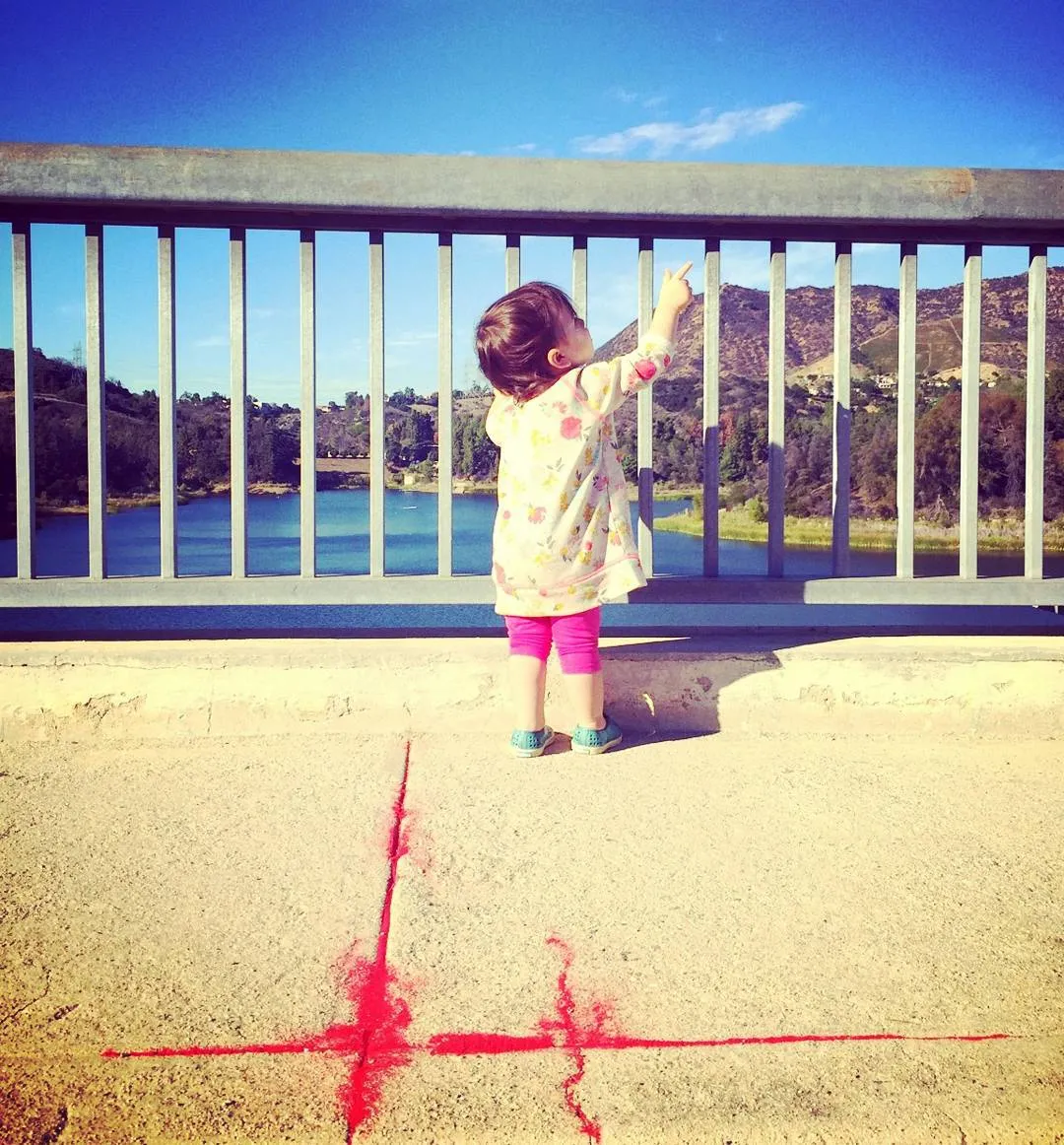 Ashton Kutcher unggah foto seorang bayi di Instagram © Instagram/aplusk
