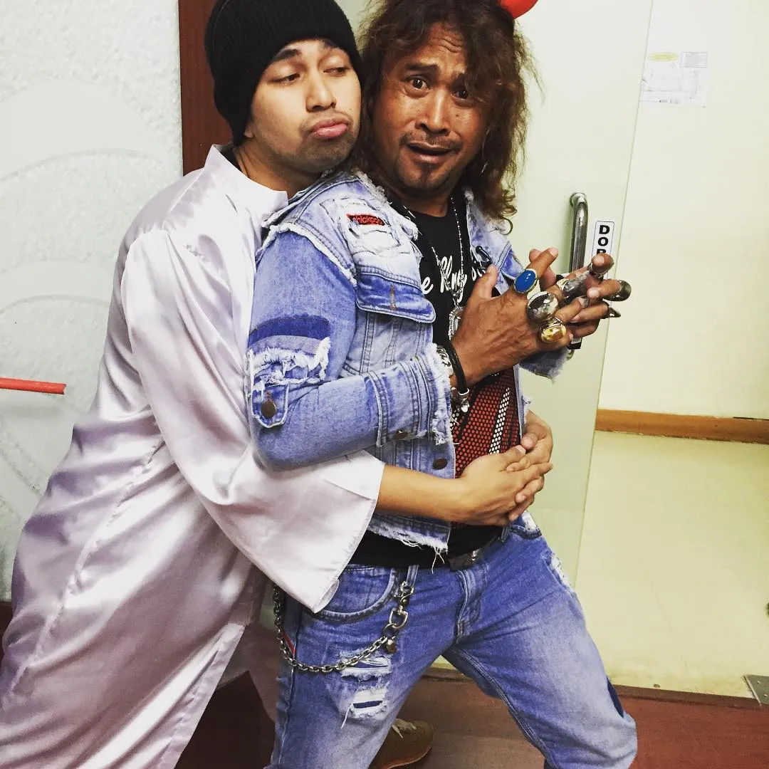 Raffi Ahmad peluk mesra Komar ketika istrinya tidak ada. ©instagram.com/raffinagita1717