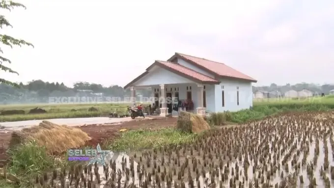 Potret rumah Siti Badriah sebelum menikah dengan Krisjiana (Sumber: Youtube/TRANS7 OFFICIAL)