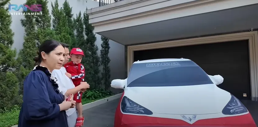 Potret Rayyanza dapat kado mobil karakter  Lightning McQueen (credit: Youtube.com/Rans Entertainment)