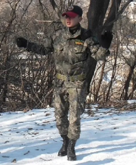 Yoo Seung Ho saat memberi pengarahan pada pendatang baru wajib militer @soompi.com