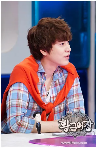 Kyuhyun saat jadi MC di Radio Star © imbc.com