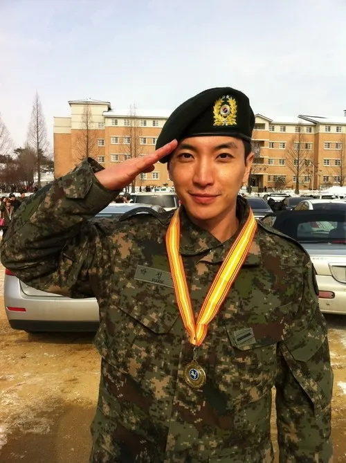 Leeteuk dengan medali penghargaan wajib militer ©soompi.com