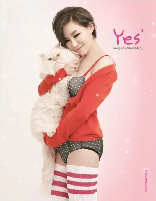 Dengan cardigan merah dan kaos kaki tinggi hingga ke paha. ©soompi.com