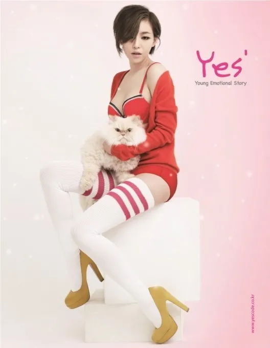 Ga In berpose untuk lingerie edisi Natal ©soompi.com