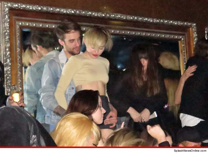 Miley Cyrus Dengan Cheyne Thomas?/@TMZ.com