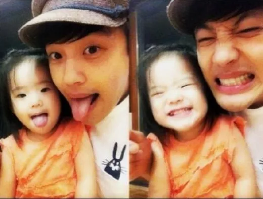 Se7en dan sang keponakan berpose serupa. ©soompi.com