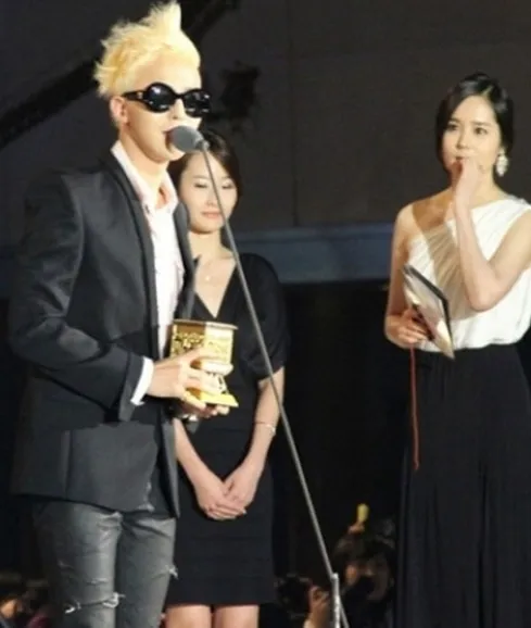 Terpesona? Han Ga In terus menatap G-Dragon ©soompi.com