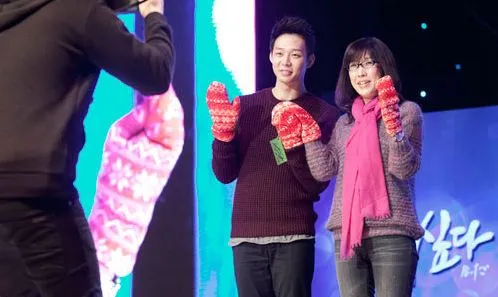Memakai sarung tangan yang sama, fans seakan berkencan dengan Yoochun JYJ ©soompi.com