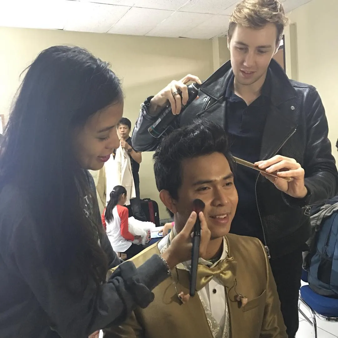 Seperti ini aksi Cakra yang rambutnya tengah ditata jadi Jambul Gunung Rinjani © Instagram @cakra.khan