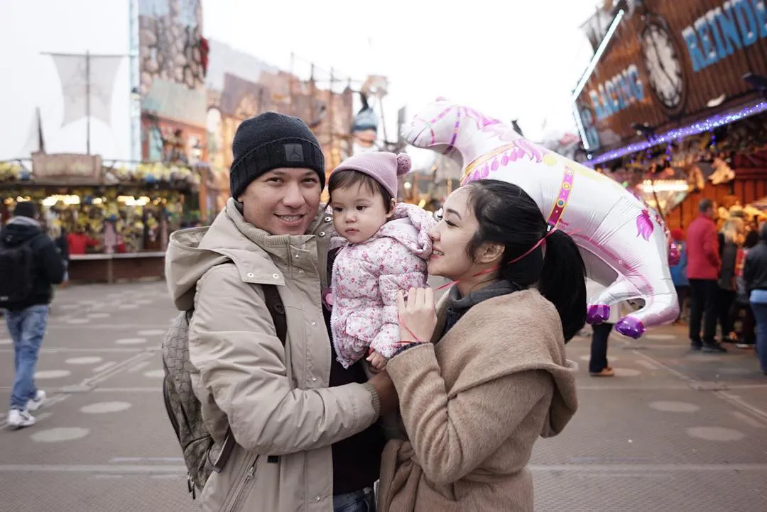 Meski dalam foto-foto mereka terlihat begitu bahagia, tak jarang Gisel kerepotan saat merawat Gempi di luar negeri. ©instagram.com/gisel_la