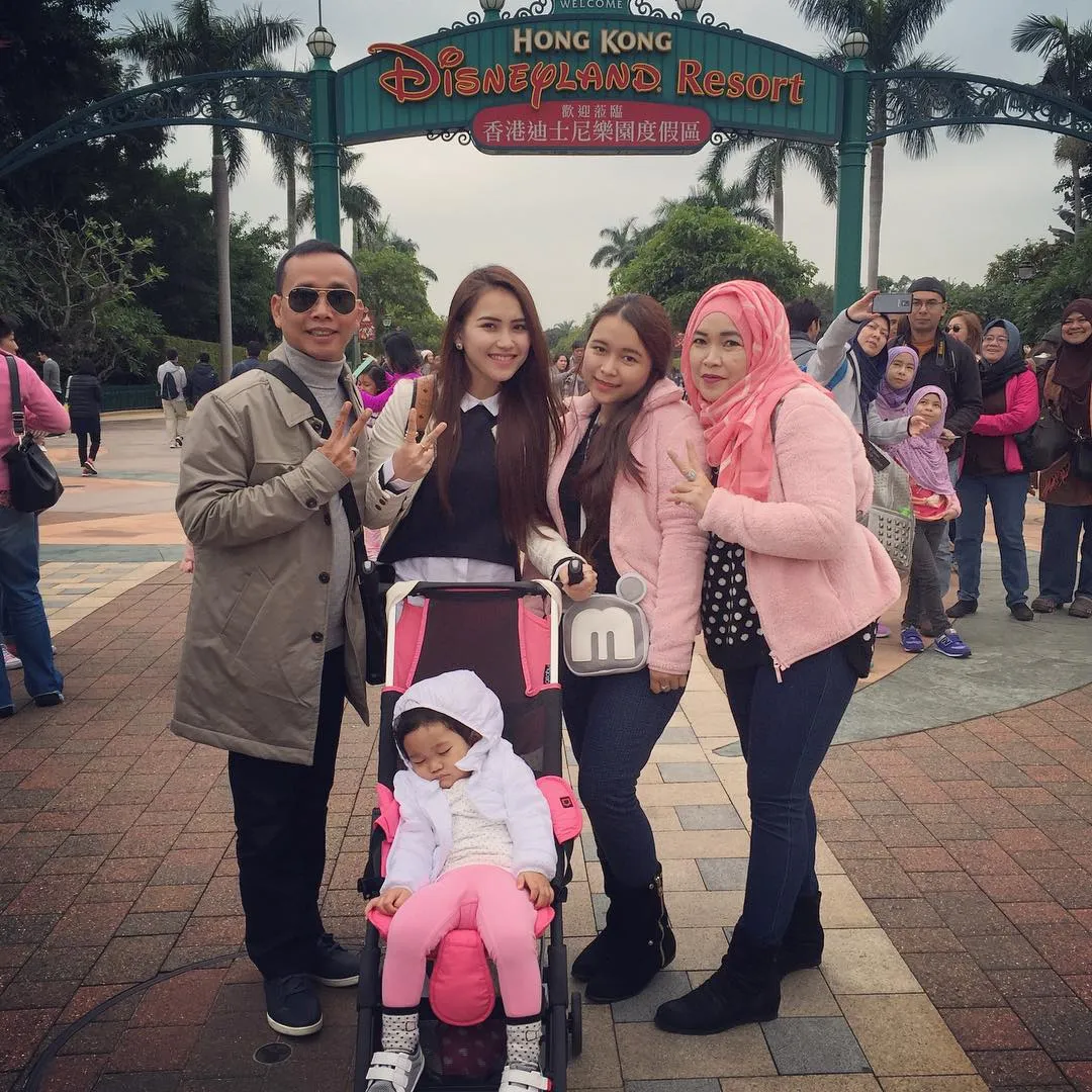 Ayu Ting Ting rayakan ultah buah hatinya di Disneyland Hong Kong. ©instagram.com/ayutingting92